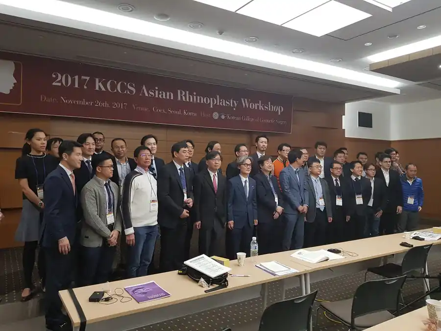 Các bác sĩ tham dự chụp ảnh chung dưới băng rôn 2017 KCCS Asian Rhinoplasty Workshop tại Coex, Seoul